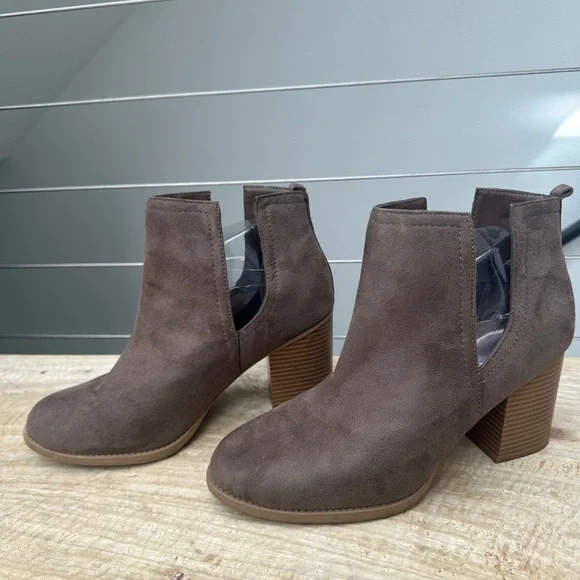 Soda Taupe Suede Ankle Boots Block Heel Side Slit Booties | Size 9 - Picture 4 of 8